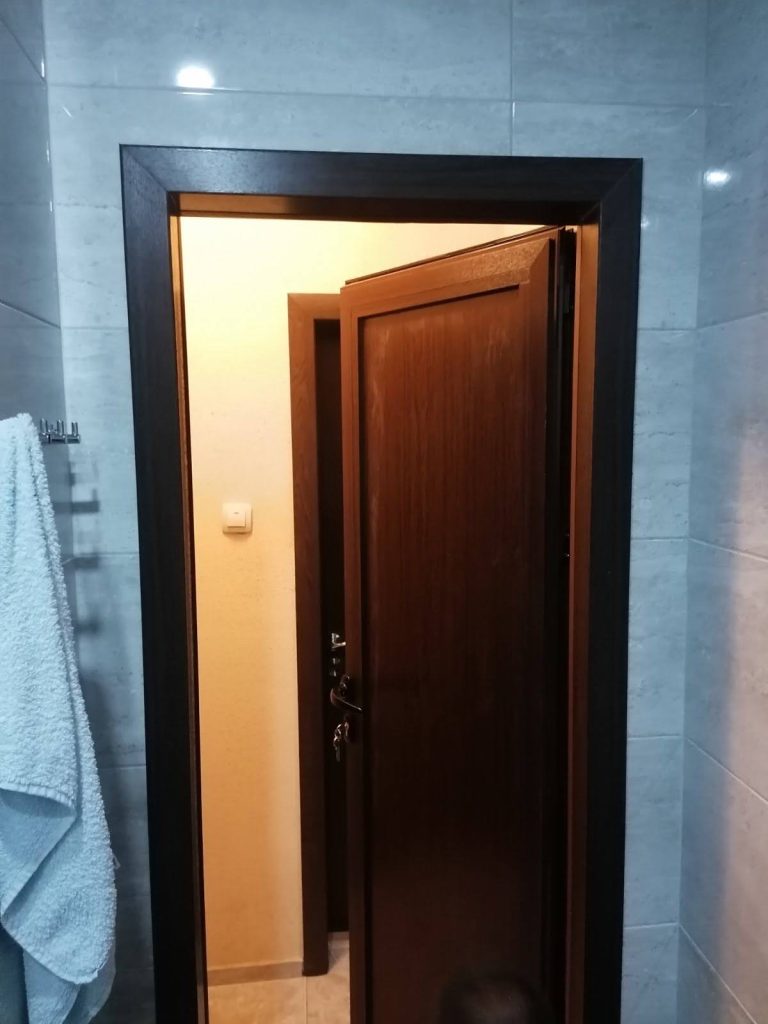 Врата за баня